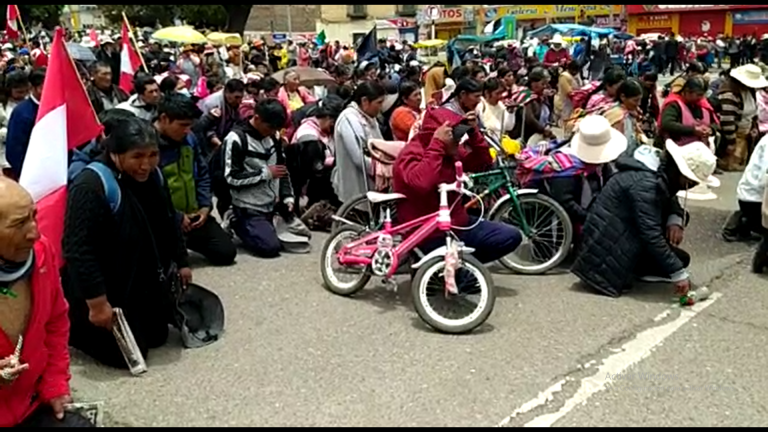 Juliaca: Pobladores piden de rodillas que cese la ola de violencia (VIDEO)