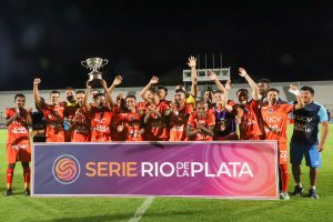 Los Poetas celebraron su primer triunfo en su gira por Uruguay.