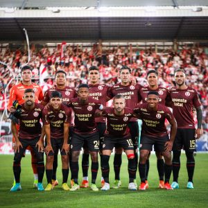 Equipo titular de Universitario en su amistoso ante Curicó Unido.
