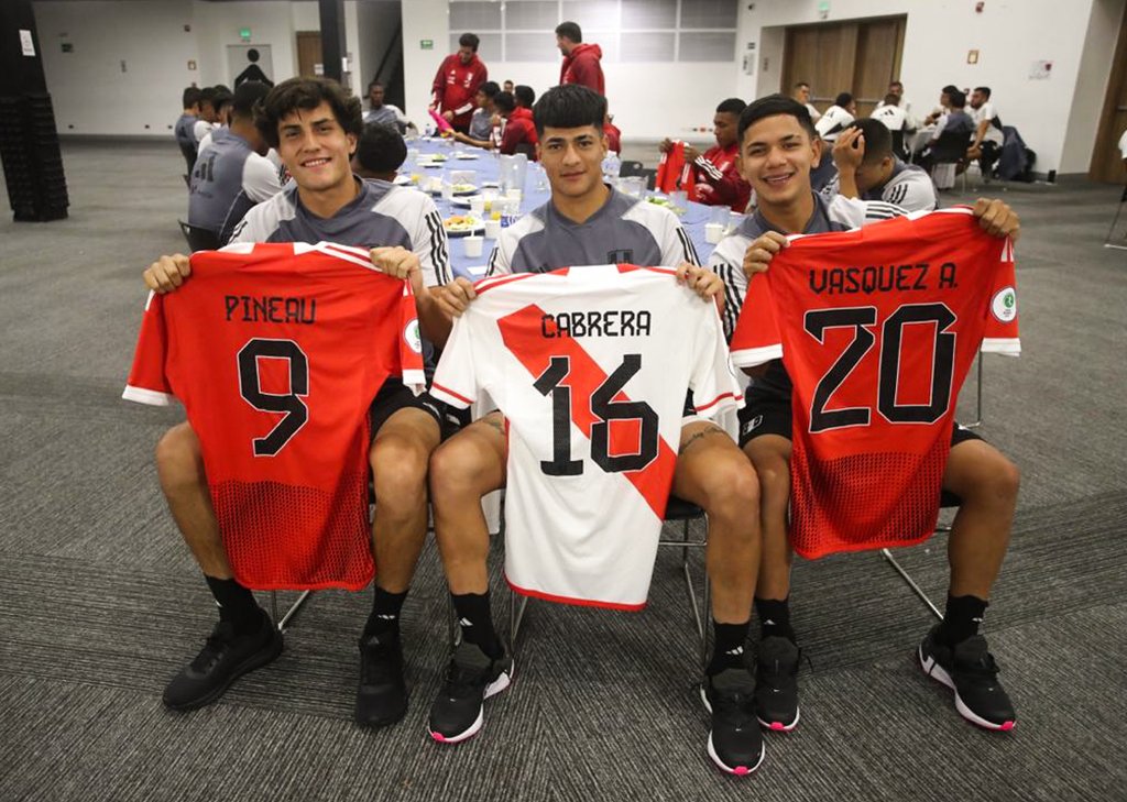 Los 'Rojinegros' Kenji Cabrera y André Vásquez lucen la nueva camiseta de la Selección Peruana.