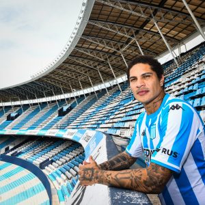 Paolo Guerrero siendo presentado en Racing Club.