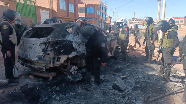 Juliaca: Incendian patrullero y un policía muere quemado