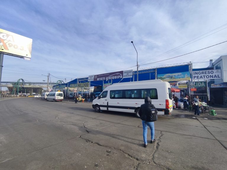 Huelga indefinida: Minivans salen con normalidad a diferentes partes del país
