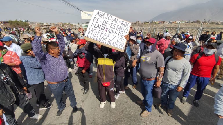 Huelga indefinida: Manifestantes bloquean el puente Añashuayco e inician su marcha hacía el centro de la ciudad