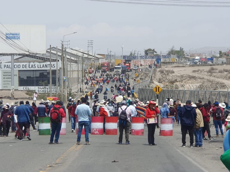 Huelga indefinida: Policías recuperan el control del puente Añashuayco usando bombas lacrimógenas