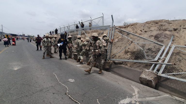 Huelga indefinida: Policías y militares no pueden recuperan el control total en el puente Añashuayco