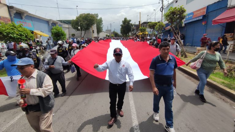 Lugue Espinoza calificó de ‘traidor’ al congresista Martínez por llamar ‘terroristas’ a quienes participan de las marchas