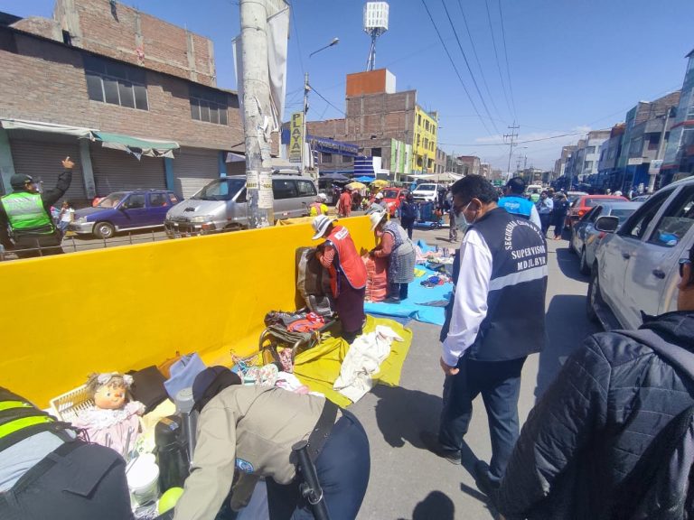 JLBYR: Retiran a comerciantes instalados en plena avenida Vidaurrázaga