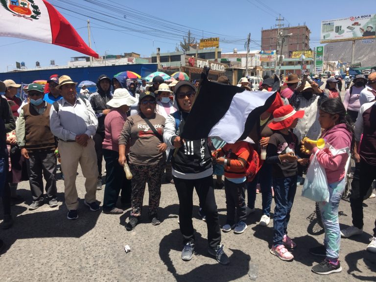 Cono Norte: Manifestantes bloquean la vía Arequipa-Puno y piden la renuncia de Boluarte tras las muertes en Juliaca