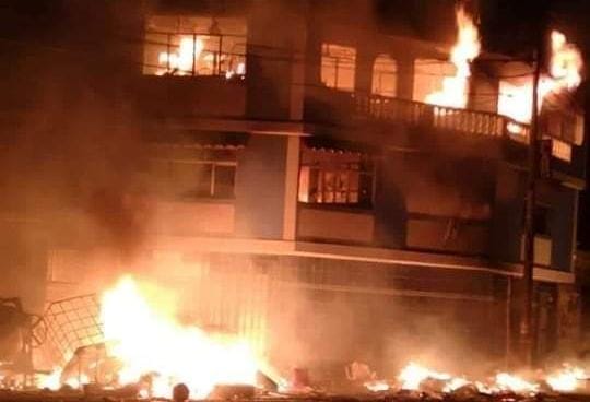 Puno: Manifestantes incendian casa del congresista Jorge Luis Flores Ancachi en Ilave
