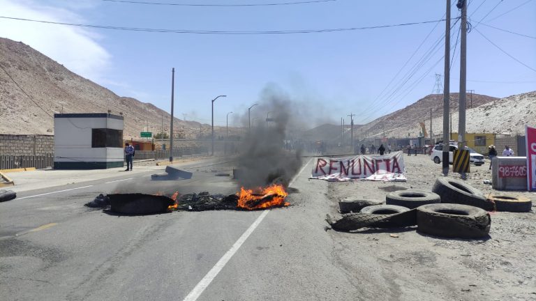 Manifestantes bloquean el kilómetro 48 de la vía Arequipa-La Joya y exigen la renuncia de Dina Boluarte