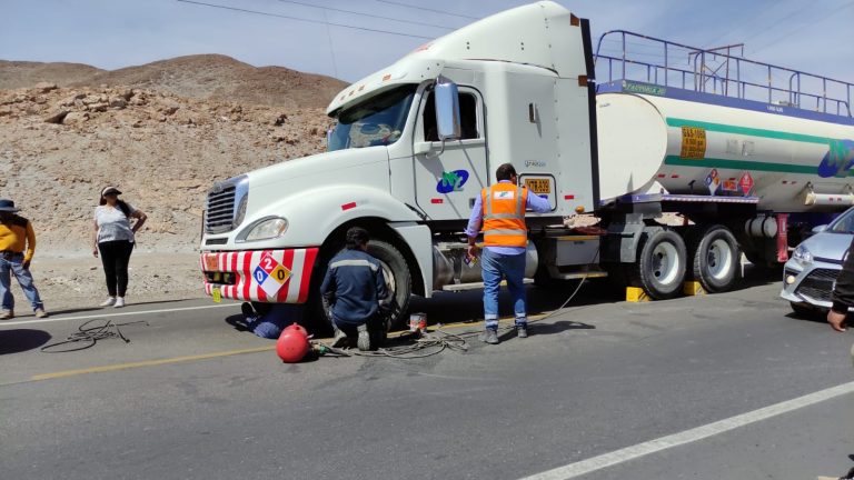 Inescrupulosos quitan válvulas a llantas de vehículos varados en La Joya