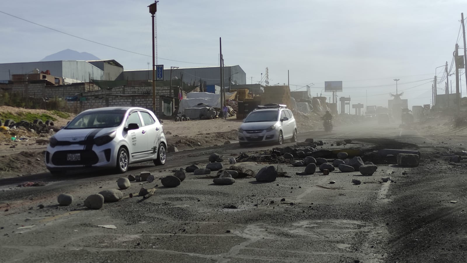 HBA Noticias | Bloquean carril de salida de Arequipa en la variante de ...
