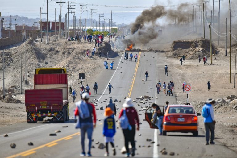 Arequipa: Piden a protestantes abrir paso a ambulancia que traslada un herido desde Puno