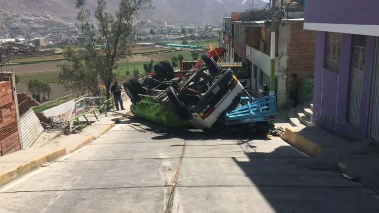 Tiabaya: Camión cisterna se volcó y chocó contra camioneta