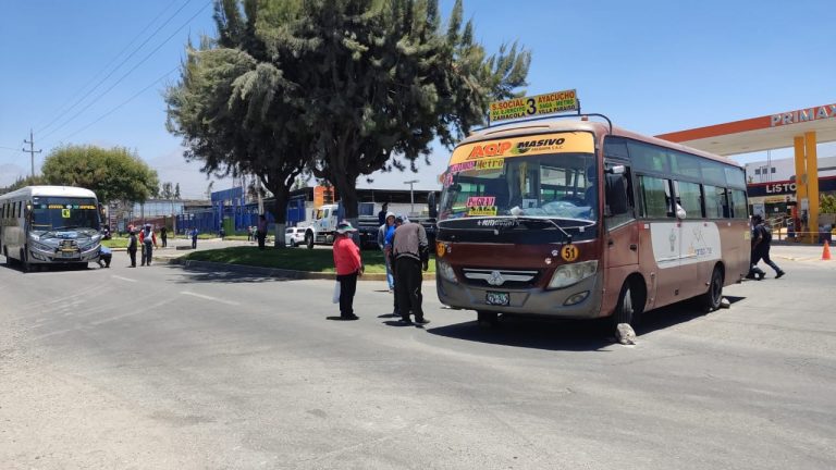 Cerro Colorado: Vándalos atacan buses del SIT bajándose sus llantas y retrovisores