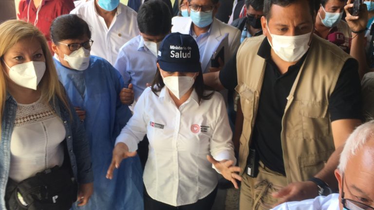Visita de ministra de Salud generó rechazo de trabajadores y pacientes del Hospital Goyeneche