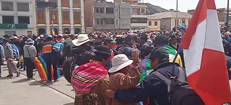 Puno: Población juleña realizó colecta para delegación que viaja a Lima