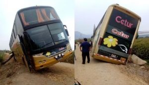 La Libertad: Chofer de ómnibus toma atajo para evadir bloqueos y casi termina en tragedia