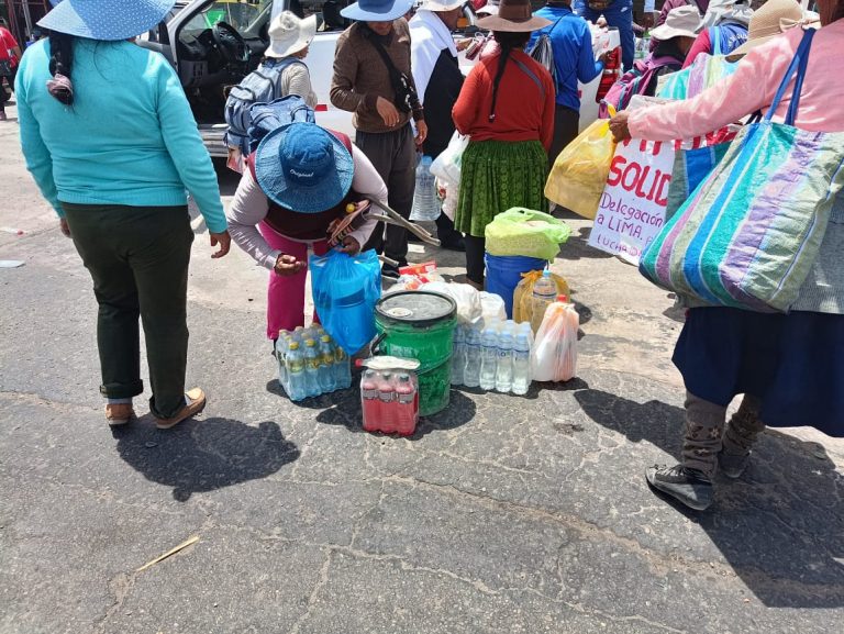 Comerciantes y pobladores entregan víveres y agua a delegaciones de Cusco y Puno