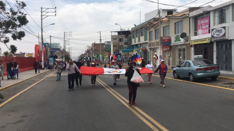 Paucarpata: Ciudadanos bloquean vías de Badén en apoyo al paro nacional