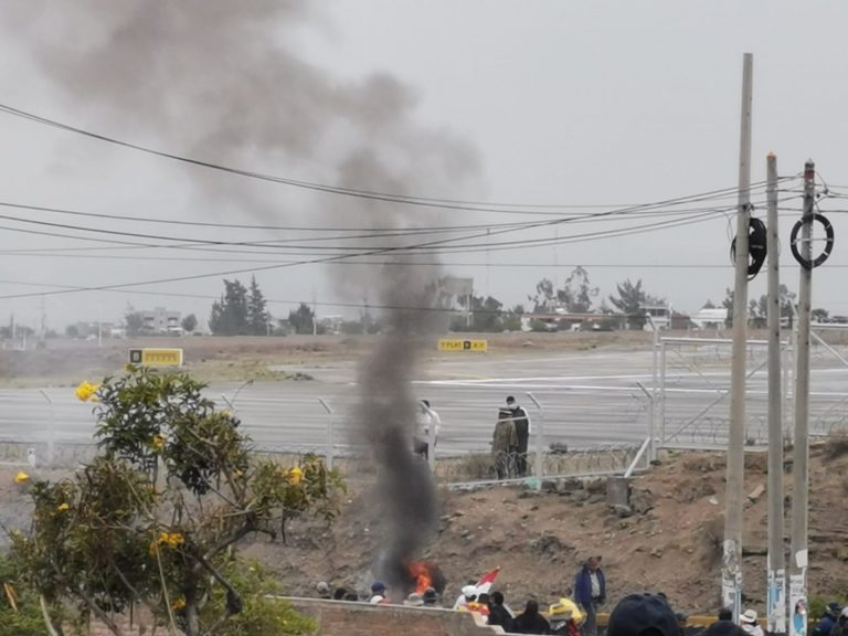 Manifestantes y policías se enfrentan tras intentos de toma del aeropuerto de Arequipa