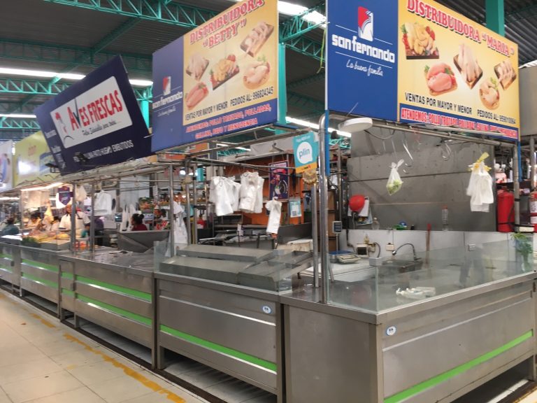Empieza a escasear el pollo en los mercados del Avelino Cáceres