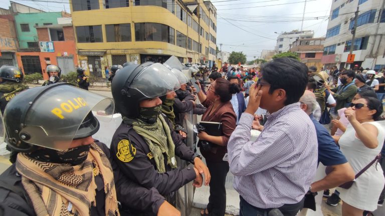 Policías ingresan con tanques a la UNMSM para desalojar a manifestantes