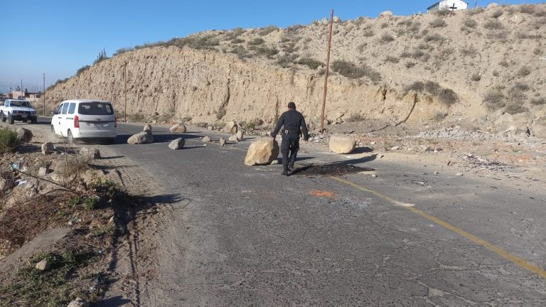 Cayma: Policías y personal de la Escuela de Charcani despejan vías bloqueadas