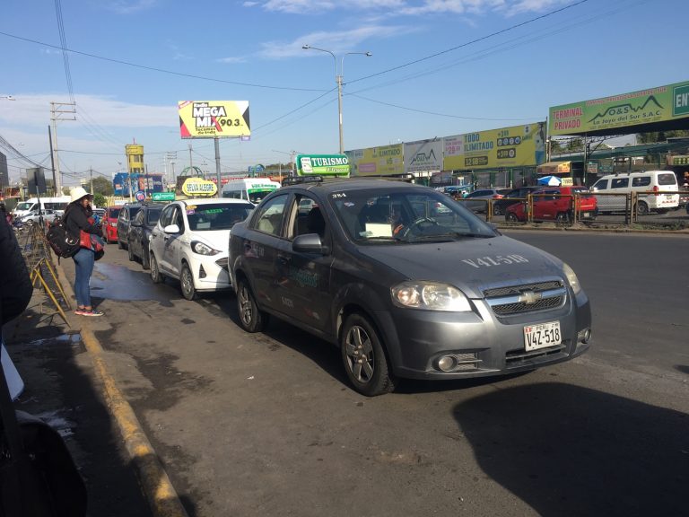 Taxistas preparan una marcha rodante para mañana contra Boluarte