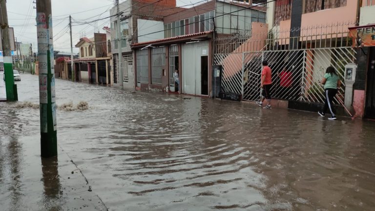 Reportan calles y casas inundadas a causa de las fuertes lluvias (VIDEOS)