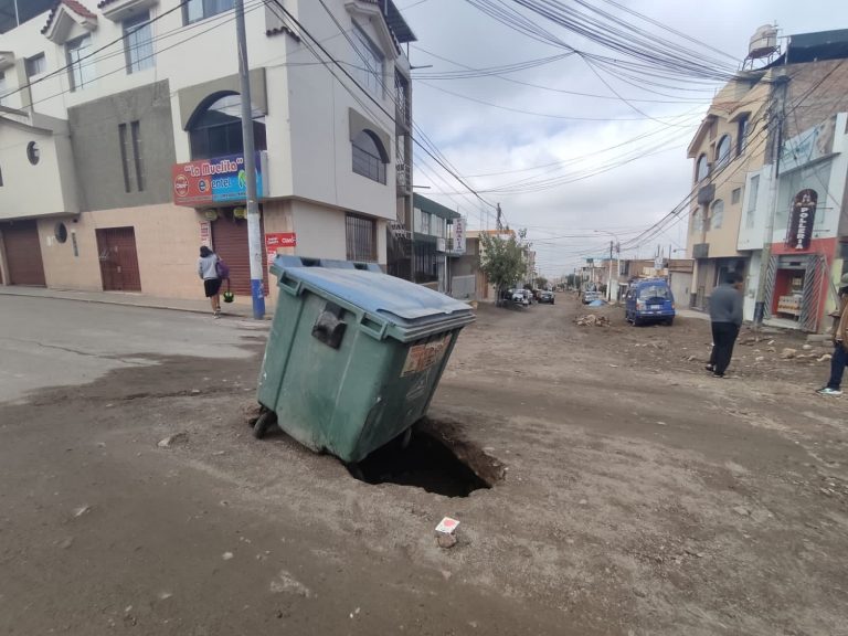 ASA: Fuertes lluvias dejaron un hoyo en medio de obras inconclusas de la av. Brasil