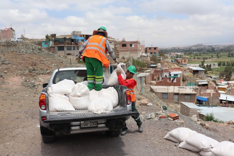 Tiabaya: Entregan 9000 sacos terreros a las zonas más vulnerables del distrito