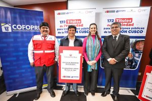 Cusco: Ministra de Vivienda entregó 172 títulos de equipamiento urbano