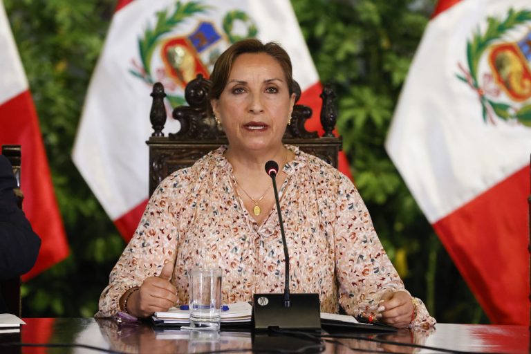 Gobernadores regionales y universidades exigen el adelanto de elecciones a Dina Boluarte o su renuncia