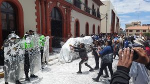 Puno: Policías y manifestantes jugaron carnavales