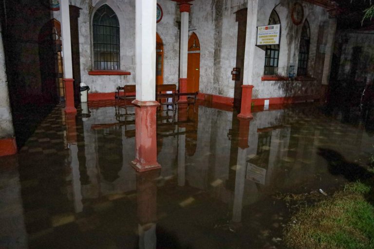 Ambientes del Hospital Goyeneche se inundaron por las fuertes lluvias