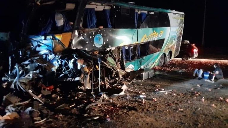 Violento choque entre un bus y un camión dejó más de 30 heridos y varios fallecidos