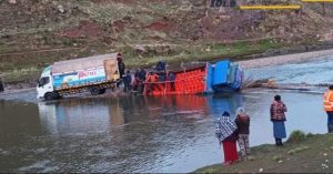 Puno: Camión cargado de balones de gas cayó al río en San Antón