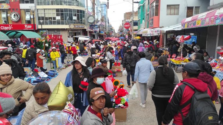 Puno: Comerciantes y transportistas suspenden paro por el Día de San Valentín