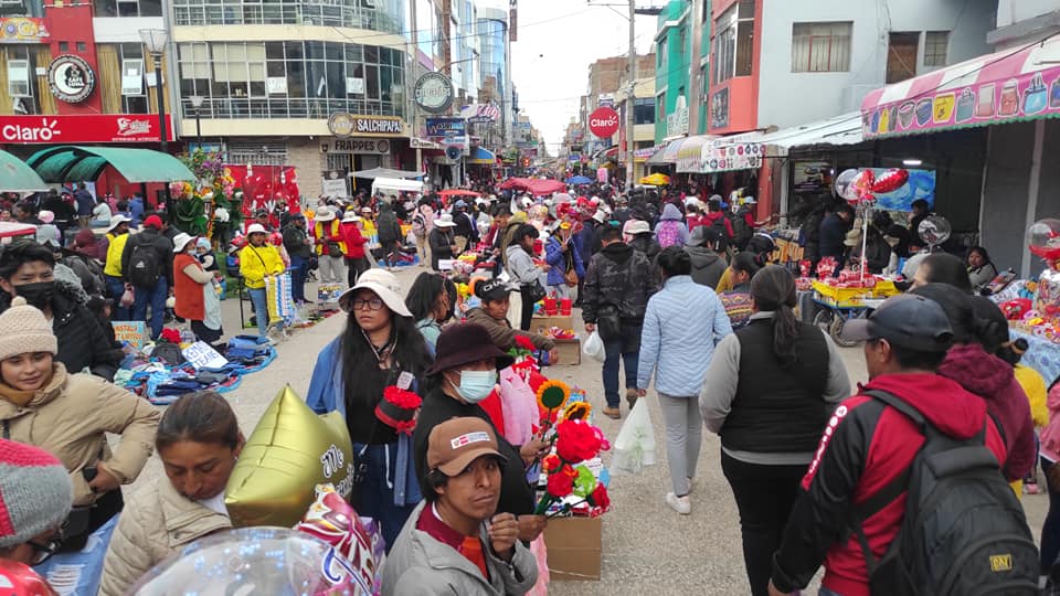 Comerciantes invaden el centro de la ciudad para expender sus productos en las vísperas de las Fiestas de San Valentín.