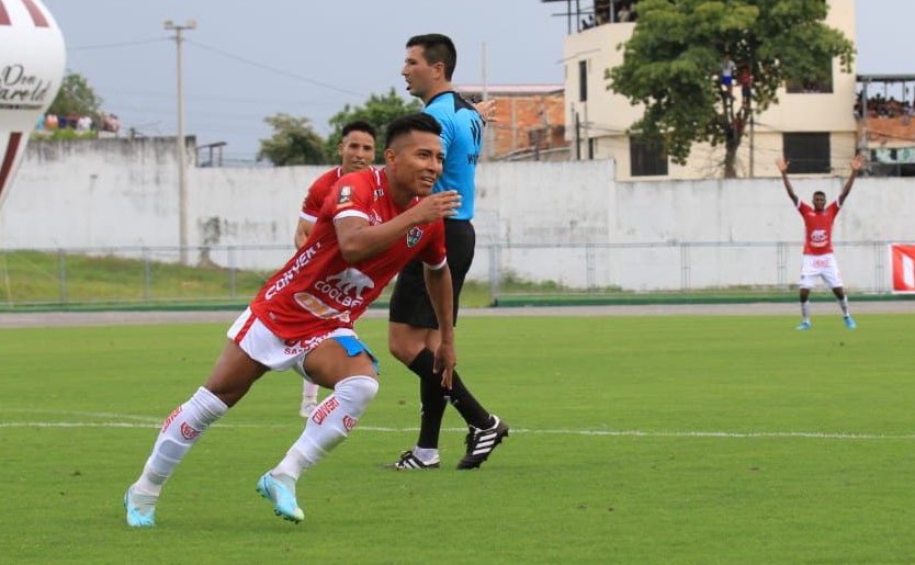 Miguel Carranza celebrando el gol del triunfo para Unión Comercio, en la vuelta del fútbol a la Selva del Perú.