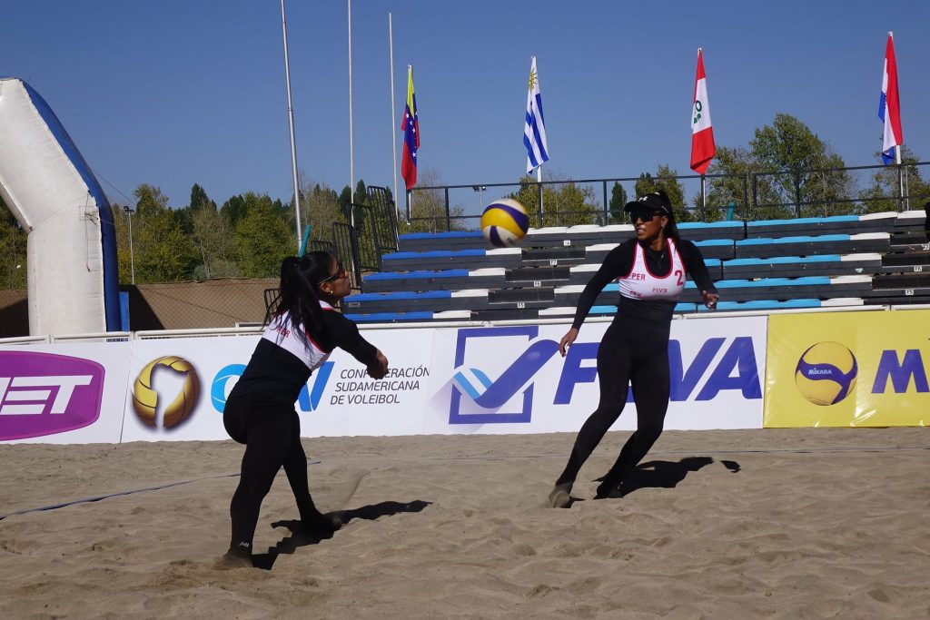 Claudia Gaona y Lisbeth Allcca en Malargüe, Argentina, representando al Perú en el Circuito Sudamericano de Vóley Playa.