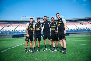 Jugadores de Sporting Cristal en el estadio Defensores del Chaco de Paraguay.