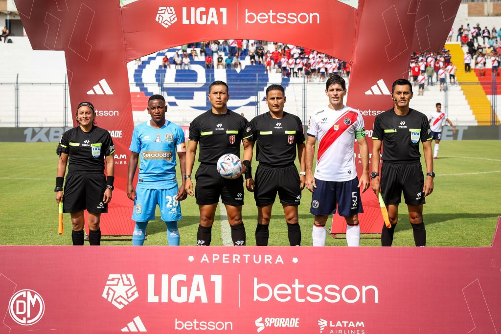 Imágen protocolar del duelo entre Deportivo Municipal y Binacional.