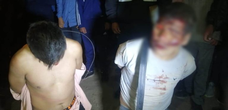 Juliaca: Vecinos capturan y ajustician a dos sujetos acusados de asaltar ‘salchipollería’ a mano armada