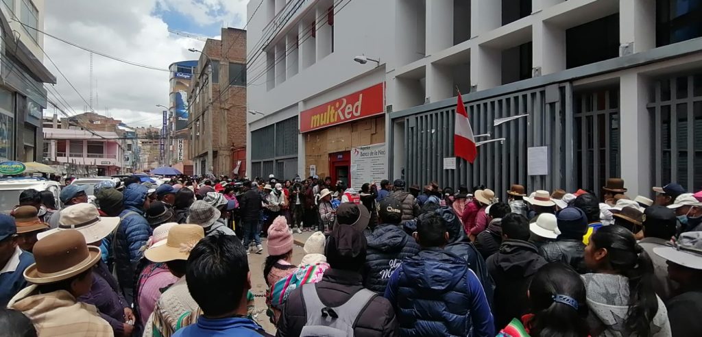 Juliaca: Ciudadanos pernoctan afuera del Banco de la Nación para recibir bonos de programas sociales
