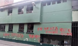 Puno: Sujetos hicieron pintas de ‘en venta’ en Comisaría de Ilave