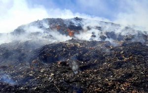 Quema de basura en botadero municiapl de Ilo.