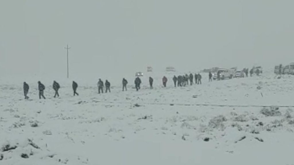 Puno: Viajeros hacen largas caminatas tras intensas nevadas en Ananea y Cojata